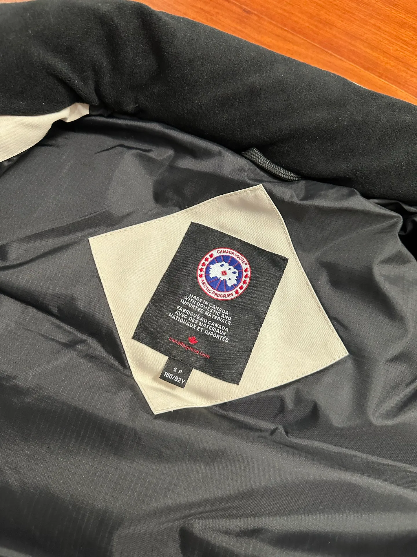 P520 Canada Goose down vest, dark gray and versatile, warm and stylish, easily adaptable to many styles, great for layering in autumn and winter~ There is only one protagonist in autumn and winter every year, and that is the goose. Any other category is a supporting role. Super stylish, simple and versatile, a must-buy item in autumn and winter. This excellent down vest can be freely layered with various clothes, it can be worn with T-shirts, sweaters, sweaters, and thin cotton, and it is made of wear-resistant fabric without being pretentious! Color: black, gray, white Size: XS, S, M, L, XL, XXL